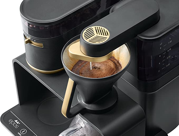 הכנת קפה במכונת קפה פילטר אפוס מליטה בצבע שחור-זהב - Melitta EPOS Black-Gold