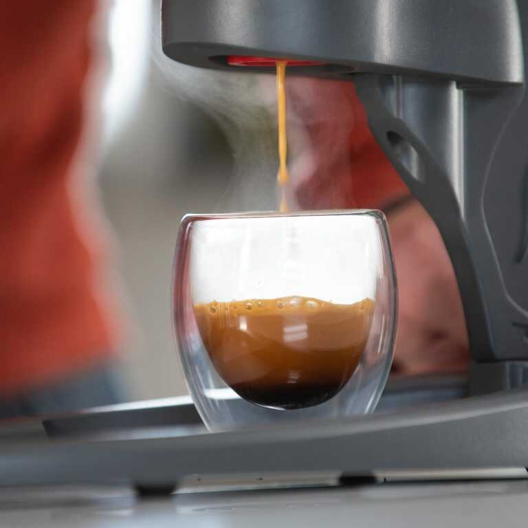 מכונת קפה מנוף פלייר בצבע שחור - עם כוס קפה לדוגמה - Flair NEO Black