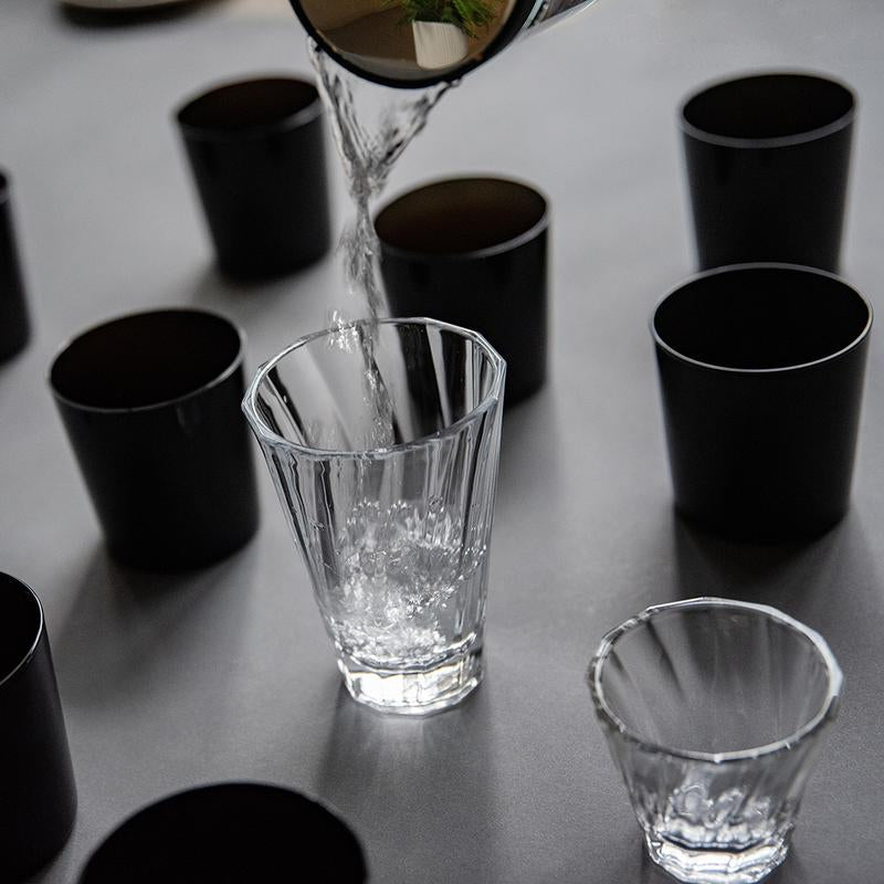 מזיגת מים לכוס - כוס לאטה 360 מ״ל ״טוויסטד״ מקולקציית לוברמיקס אורבן גלאס - Loveramics Urban Glass 