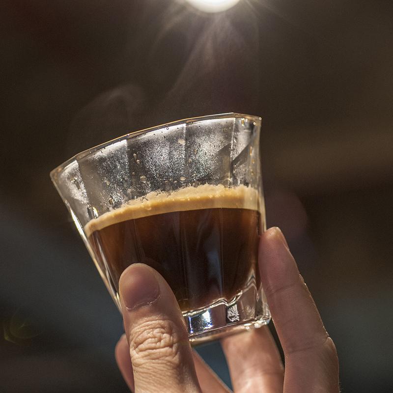 כוס קפה ביד - כוס קורטדו 120 מ״ל ״טוויסטד״ מקולקציית לוברמיקס אורבן גלאס - Loveramics Urban Glass