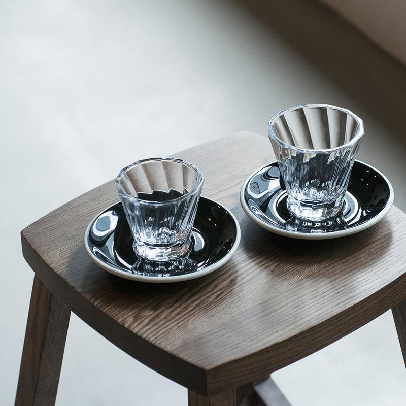 2 כוסות קפה על הכיסא - כוס קורטדו 120 מ״ל ״טוויסטד״ מקולקציית לוברמיקס אורבן גלאס - Loveramics Urban Glass
