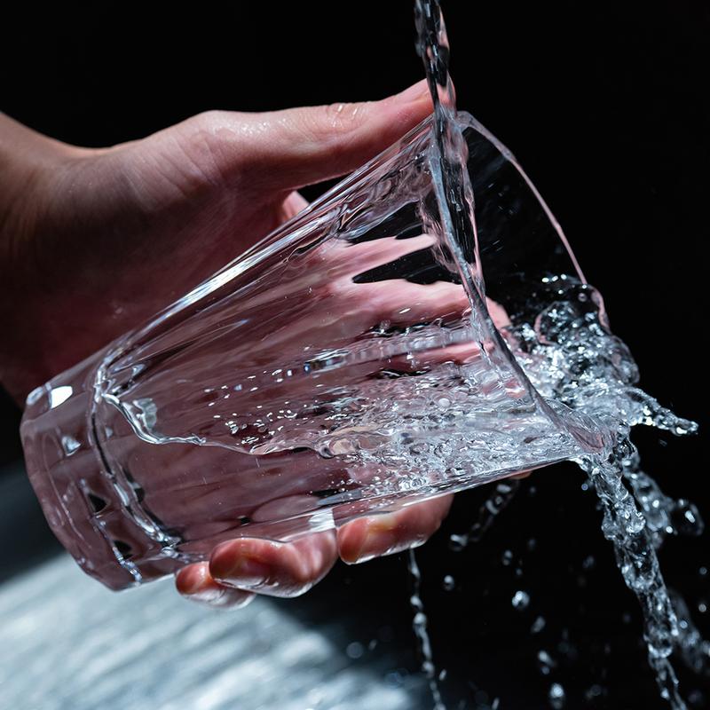 מים נשפח מכוס - כוס לאטה 360 מ״ל ״טוויסטד״ מקולקציית לוברמיקס אורבן גלאס - Loveramics Urban Glass 