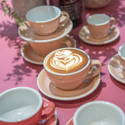 שישיית ספלי לאטה 300 מ"ל עם צלוחית בצביעה מיוחדת מקולקציית לוברמיקס אג - Loveramics Egg