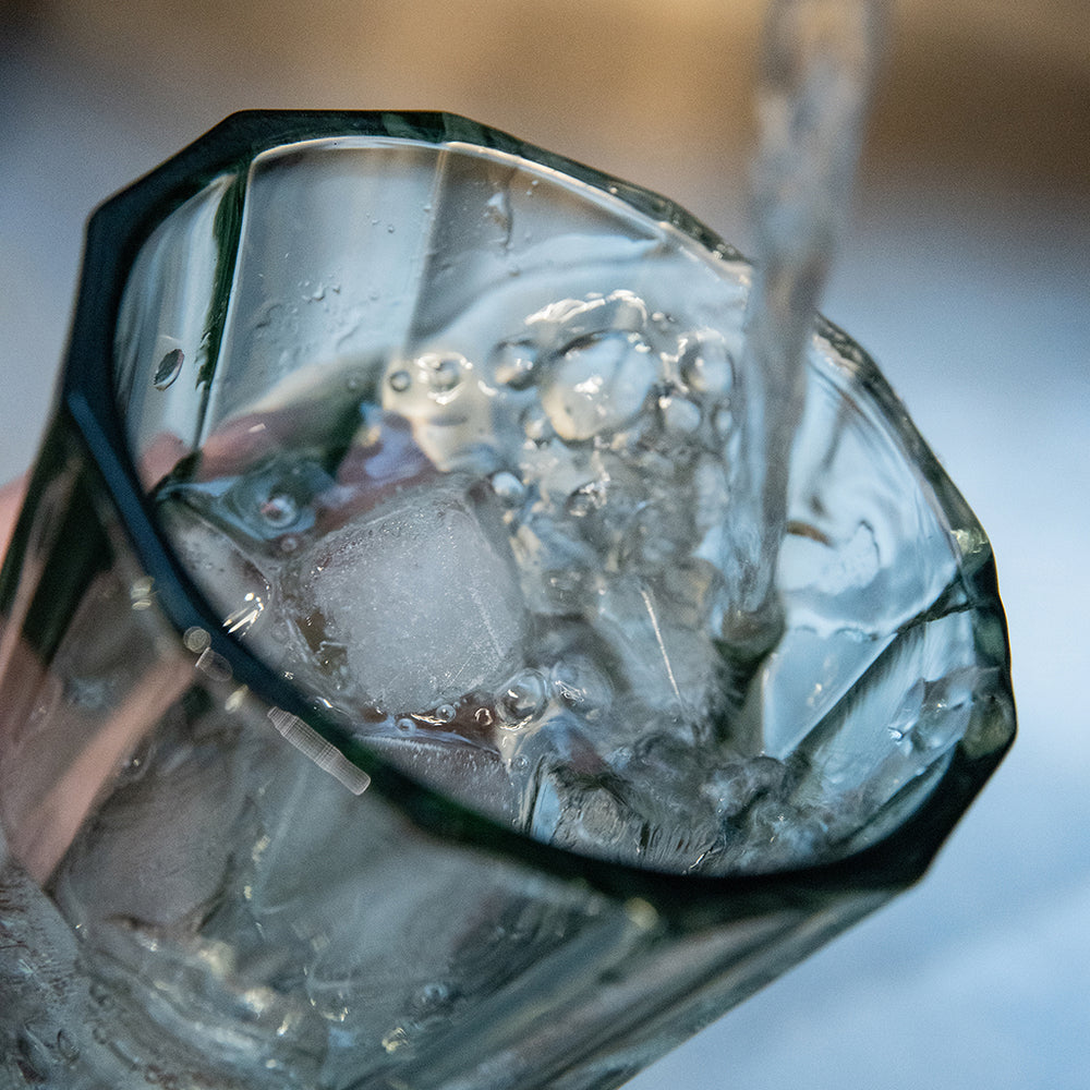 כוס עם קרח - כוס לאטה 360 מ״ל ״טוויסטד״ מקולקציית לוברמיקס אורבן גלאס - Loveramics Urban Glass 