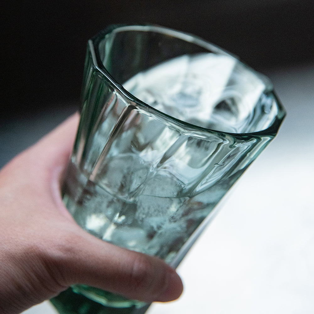 כוס ביד - כוס לאטה 360 מ״ל ״טוויסטד״ מקולקציית לוברמיקס אורבן גלאס - Loveramics Urban Glass 
